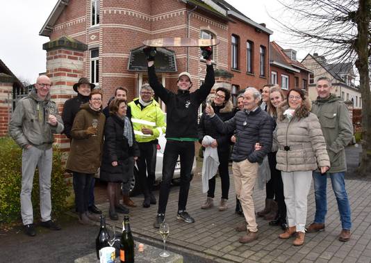 Jef Geerts bij zijn aankomst in Hoogstraten, samen met supporters en begeleiders.