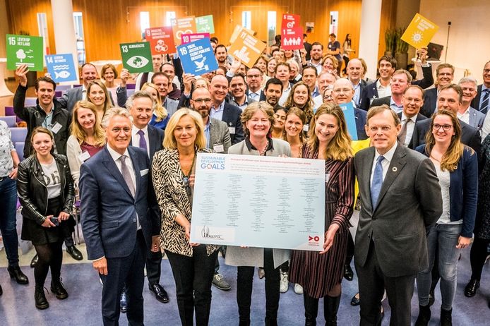 Ondertekenaars bijeen met op de voorgrond burgemeester John Jorritsma van Eindhoven (l) met naast hem minister Kaag.