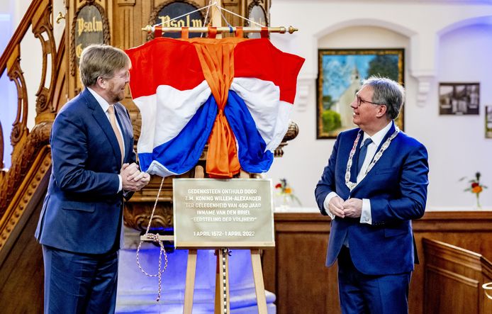 Een van de belangrijke ceremoniële onderdelen van het bezoek was de onthulling van de gedenksteen.