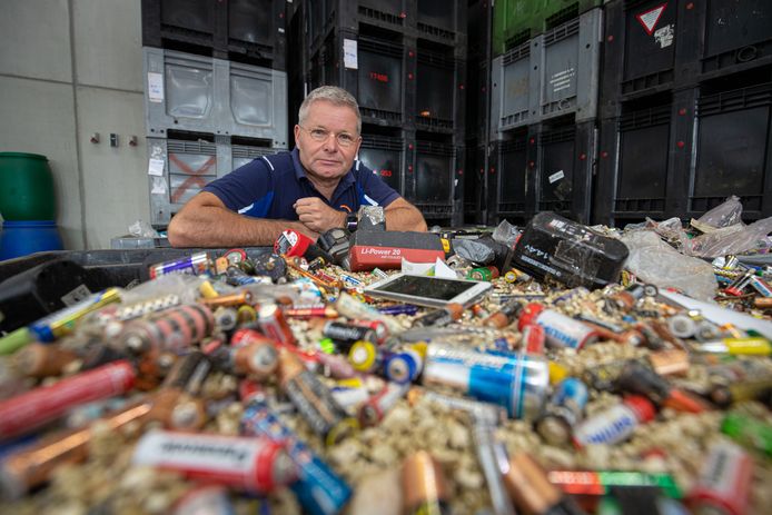 Johan van Peperzeel (van Peperzeel bv in Lelystad) tussen de (lithium) accu's.