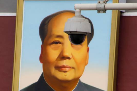 Een camera op hetTiananmenplein houdt de boel in de gaten onder het toeziend oog van Mao Zedong.