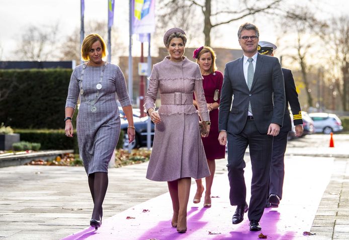 Koningin Máxima arriveert bij het jubileumcongres, links loco-burgemeester Ellie Eggengoor van Nieuwegein.