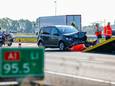 Één van de twee auto’s moest, net als het bestelbusje, worden afgesleept. Een medewerker van de berger bevestigt een kabel.
