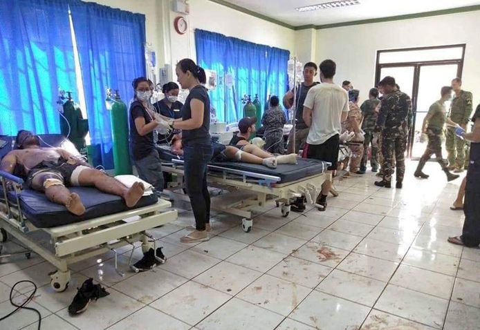 Gewonden worden behandeld in een ziekenhuis in Jolo.