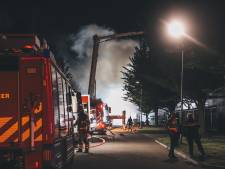 Grote brand in antiekwinkel op industrieterrein Lelystad: ‘Vuur heeft flink huisgehouden’
