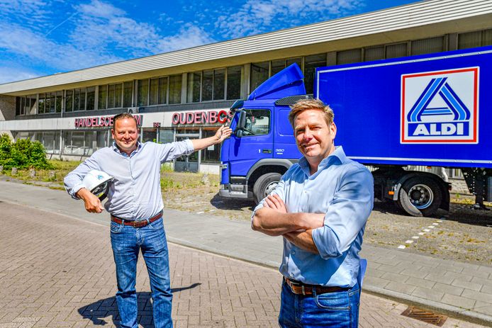 Projectontwikkelaars Raimond van Os (l) en Gerald Kas hebben de Aldi vrachtwagen alvast voorgereden voor het Handelscentrum Oudenbosch. Het is aan de gemeenteraad woensdag of het ook doorgaat.