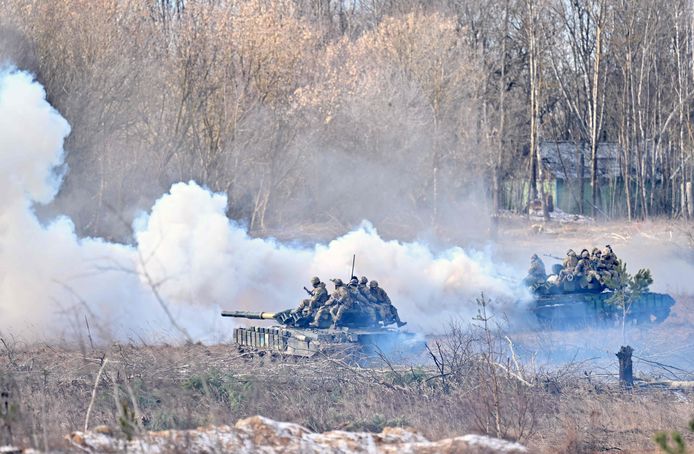 Des soldats ukrainiens participent à des exercices militaires simulant une éventuelle attaque dans la zone de Tchernobyl, à quelques kilomètres de la frontière avec le Bélarus, le 20 février 2023.