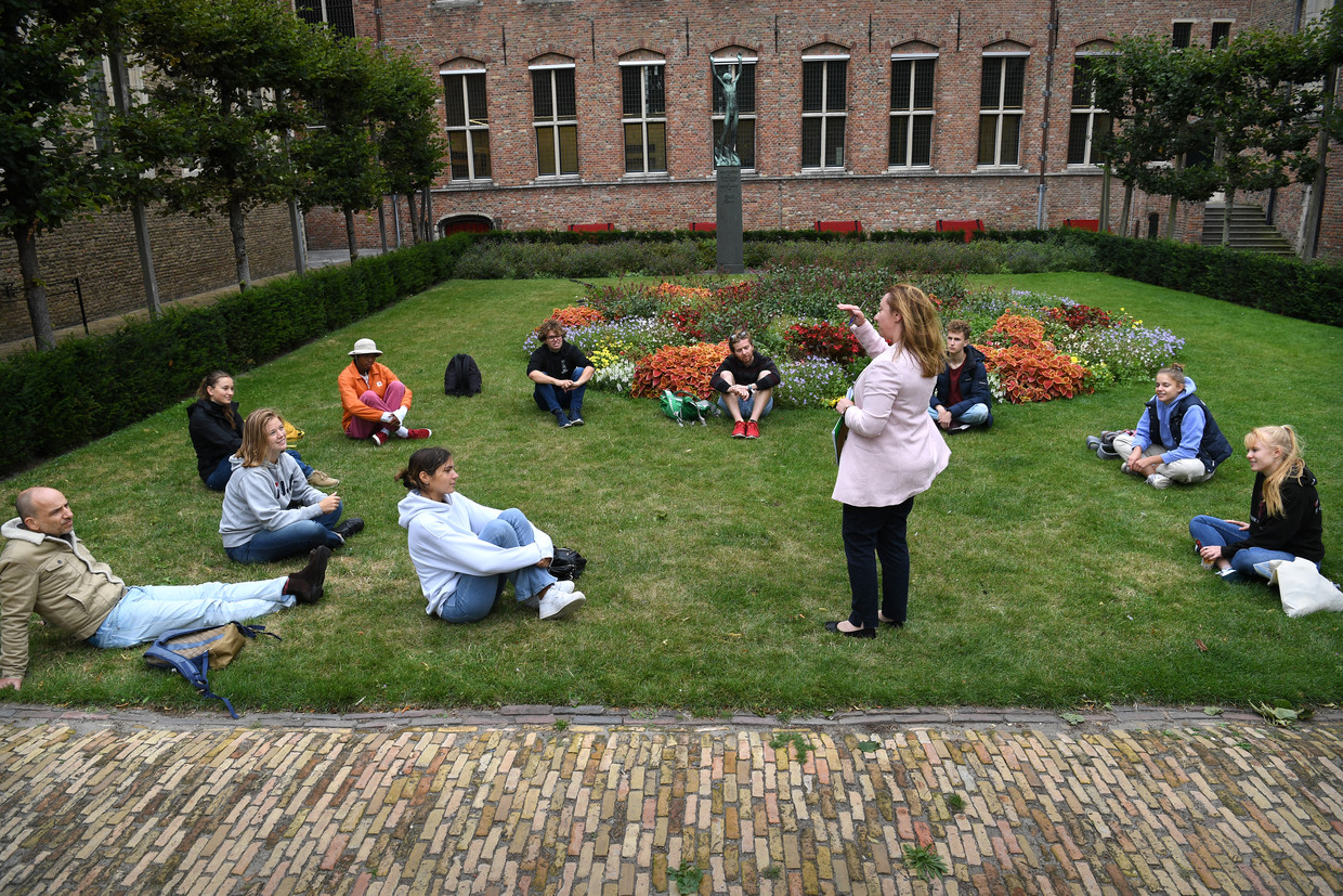 Op het University College Roosevelt in Middelburg krijgen studenten buiten les in plaats van online colleges te volgen.  Beeld Marcel van den Bergh