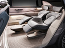 De riante fauteuils achter in de Audi Urbansphere Concept. In de module tussen de stoelen zit een watertappunt inclusief speciale Audi-bekers