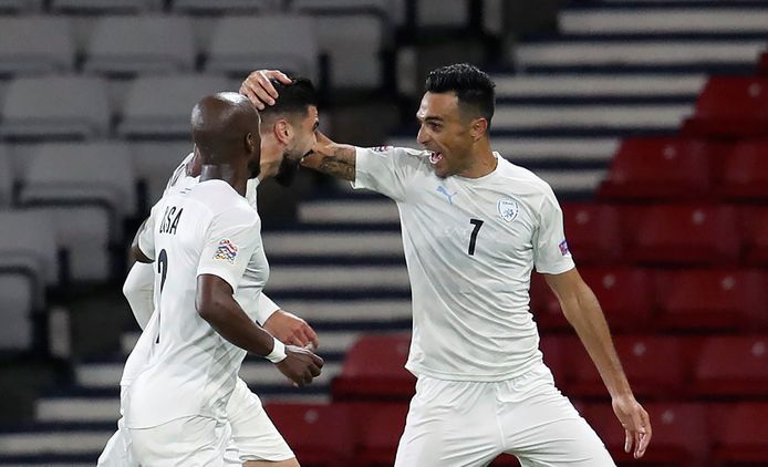 Eran Zahavi viert een treffer met zijn teamgenoten van Israël, in een interland tegen Schotland.