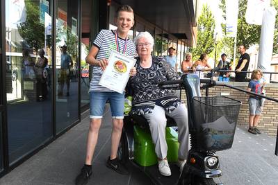 Waarom Noah (12) uit Mill een superheld is voor Corrie van 93 met haar scootmobiel