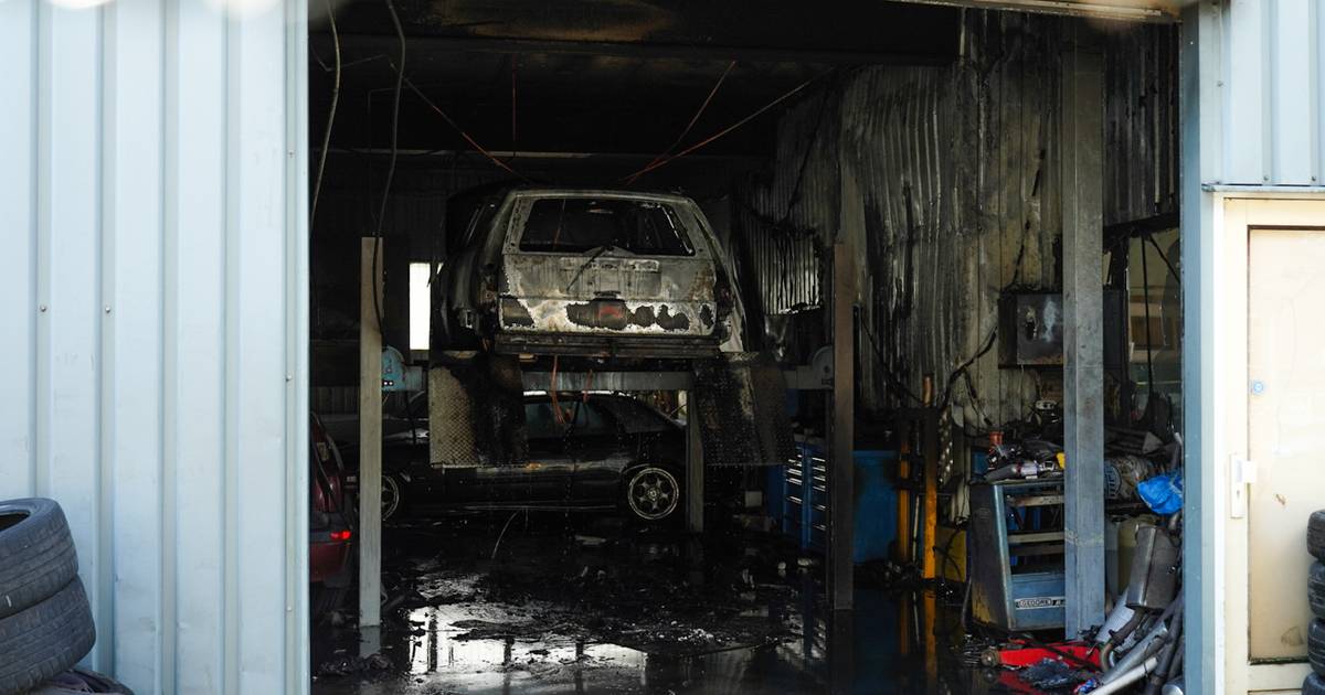 Auto vat vlam in garage in Veenendaal Utrecht gelderlander.nl