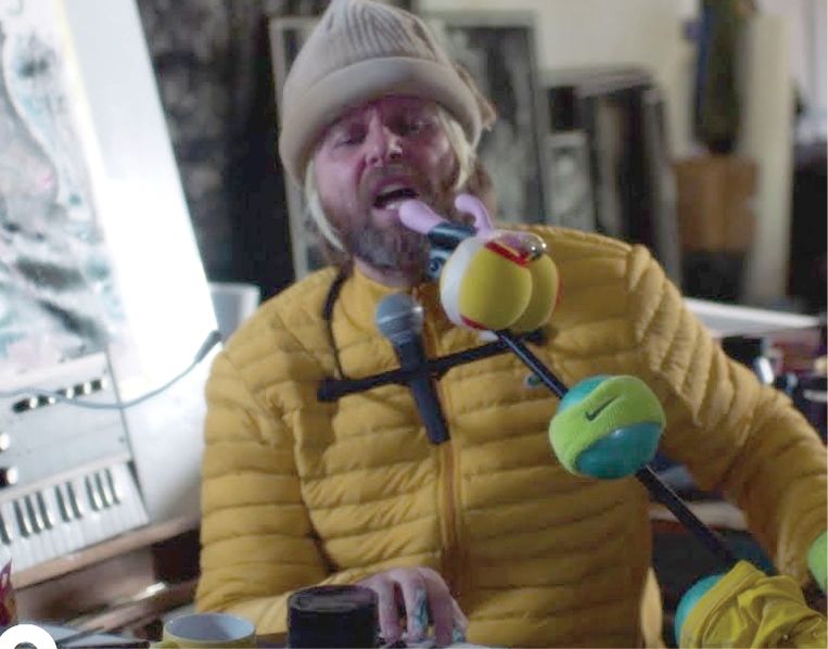 De vibrator in de clip van 'This Dream of You'? Die is van mij. Heel modern, en mooi roze. Er hangt ook een gouden kettinkje aan, je kunt hem aan je broeksriem hangen. Beeld 