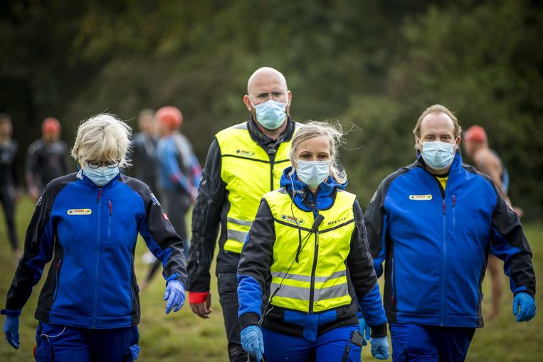 Medisch personeel bereidt zich voor op de Ironman 5150. De olympische afstandstriatlon vond altijd plaats in Maastricht, maar werd vanwege de coronamaatregelen verplaatst naar een evenemententerrein. Beeld ANP