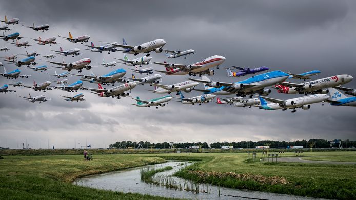Fotobewerking: het aantal vliegtuigen dat in 4 uur arriveert op de Polderbaan. Archieffoto: juli 2015.