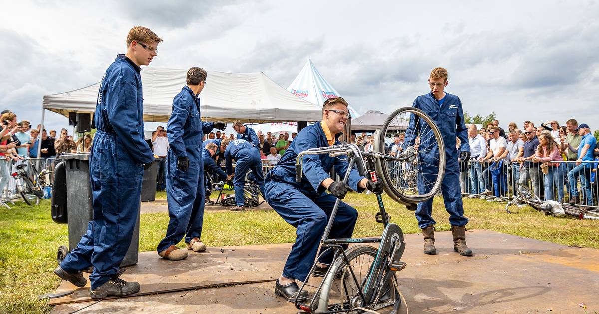 Twentse folkloreprimeur in Bornerbroek: hoe prop je een fiets in een kliko? Trekken, trappen, rammen