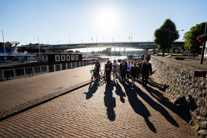 Start van de herdenkingstocht van de Oekraïners op de Rijnkade