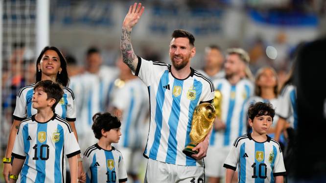 Tranen, vuurwerk en totale gekte: uitzinnige Argentijnen onthalen superheld Lionel Messi en andere wereldkampioenen