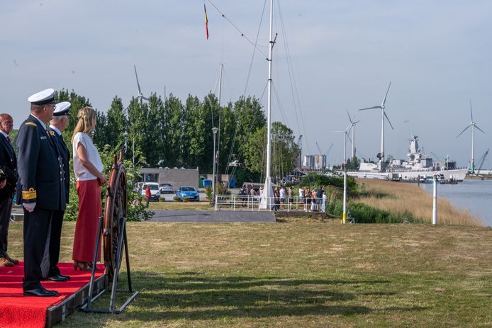 Koning Filip kwam het spektakel - én het zicht op de prachtige skyline van de Scheldestad - hoogstpersoonlijk aanschouwen. Plaats van afspraak: de Royal Yacht Club of Belgium (RYCB) op Linkeroever.