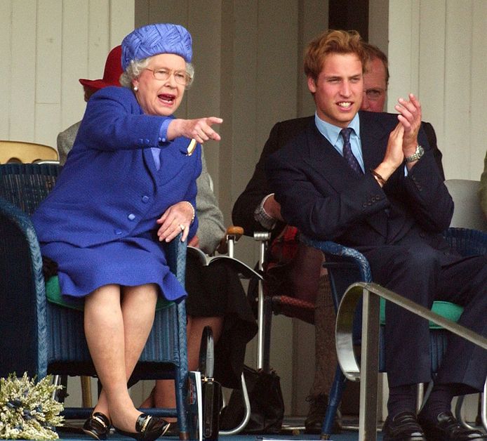 De Queen met haar oudste kleinzoon prins William.