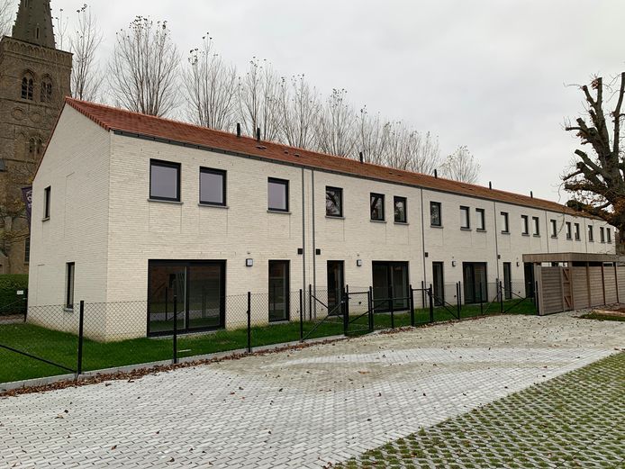 De woningen staan sinds deze week te koop.