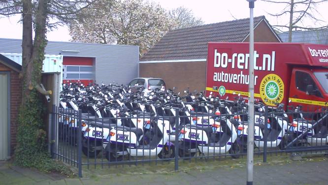 Omwonenden volgen ‘illegaal’ deelscooterbedrijf Check in Enschede met argusogen 