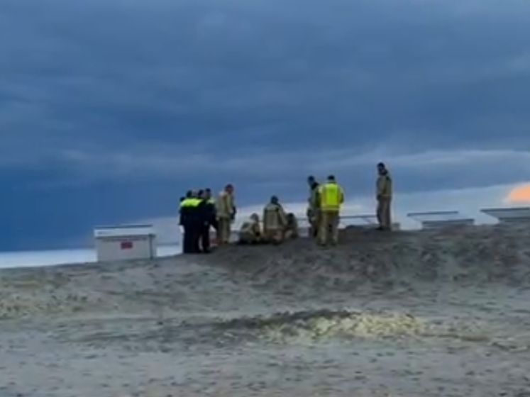 "Il a eu beaucoup de chance": un garçon de 12 ans sauvé d'un puits de deux mètres de profondeur par les pompiers sur la plage de Nieuport