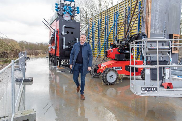 Christian den Doelder bij de biomassacentrale in aanbouw. ,,Bij ons is het een heel ander verhaal. Wij stoken juist het resthout dat we overhouden.”