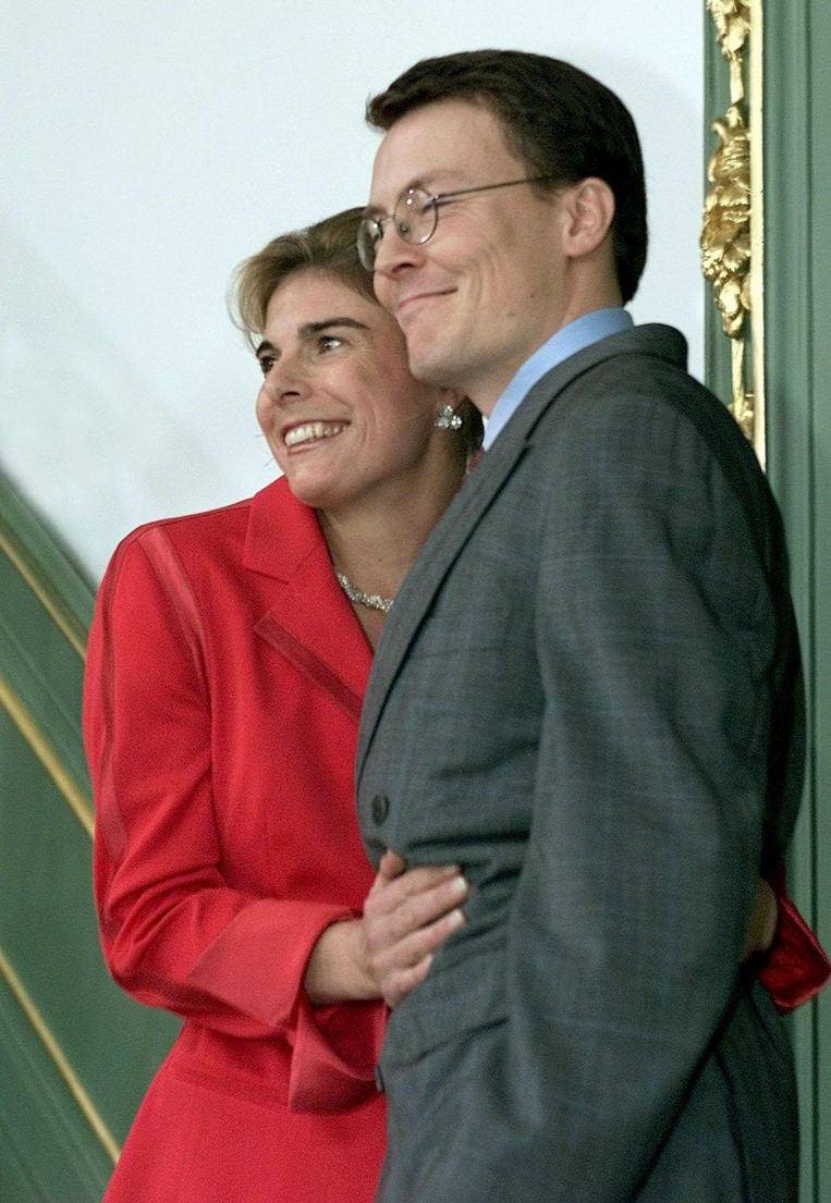 Prins Constantijn en zijn verloofde Laurentien Brinkhorst beantwoorden vragen van de pers, na het bekendmaken van de verloving. 16 december 2001. Beeld ANP /  ANP