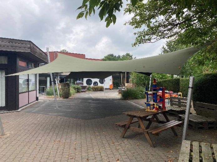 De overdekte speelplaats van Ten Dries.