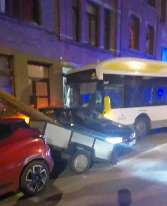 De chauffeur verloor controle over het stuur en botste tegen een gevel nadat zijn bus werd bekogeld met eieren en melk.