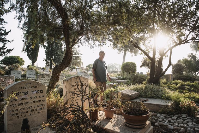 Shai Melamud, zoon van vroege zionisten, op het kerkhof van Kfar Giladi. ‘Als mijn vader Israël vandaag zou zien, zou hij ontgoocheld zijn.’ Beeld Laetitita Vancon/New York Times