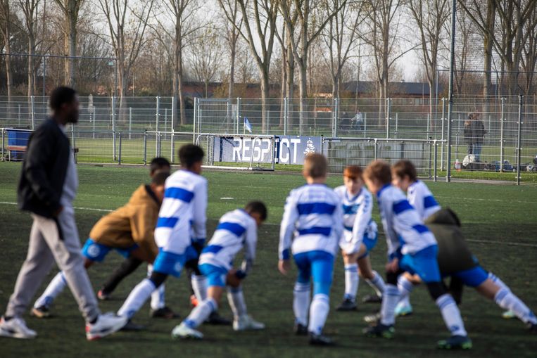 Een training bij Buitenboys in Almere. ‘Wij staan voor een veilig sportklimaat en dat veilige sportklimaat leven we strikt na.’ Beeld Marco Okhuizen