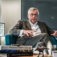 ‘Een minister-president die een half uur voor de eedaflegging pas hoort dat hij de job krijgt. Iedereen met twee hersencellen ziet nu toch dat dat niet echt briljant is?’