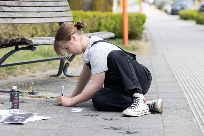 De leerlingen van SASK gaan aan de slag met onkruid, stoeptegels en hun eigen creativiteit.