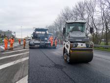 Vernieuwde A27 niet stroef genoeg: weg weer open na spoedherstel aan asfalt, files voorbij