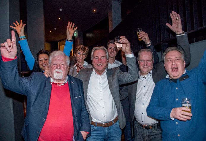 Cees van Dijk, Hans Smolders (tweede van links) en Peter van den Hoven vieren de uitslag van de gemeenteraadsverkiezingen in Tilburg.