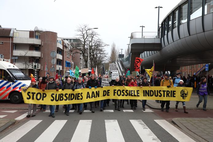 Klimaatactivisten liepen langzaam richting de Utrechtsebaan, ter hoogte van station Ternoot.