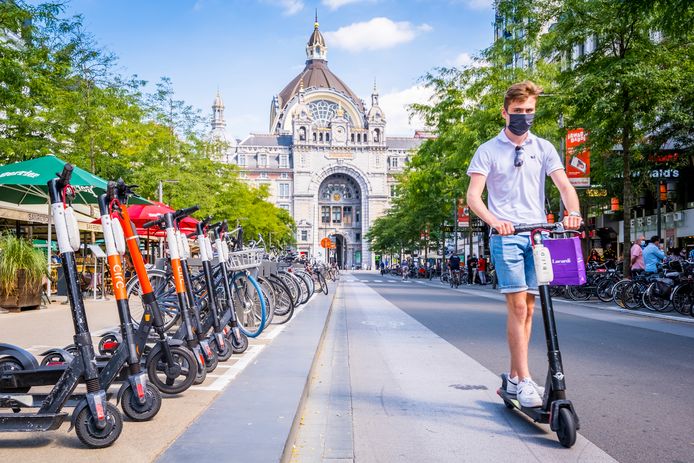 Op de Keyserlei mag je voortaan je step niet meer parkeren, en op de Meir geldt sinds een week een snelheidsbeperking voor deelsteps  van 8 km/u.