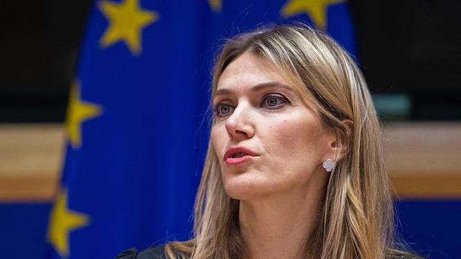 La vice-présidente du Parlement européen, Eva Kaili, officiellement destituée