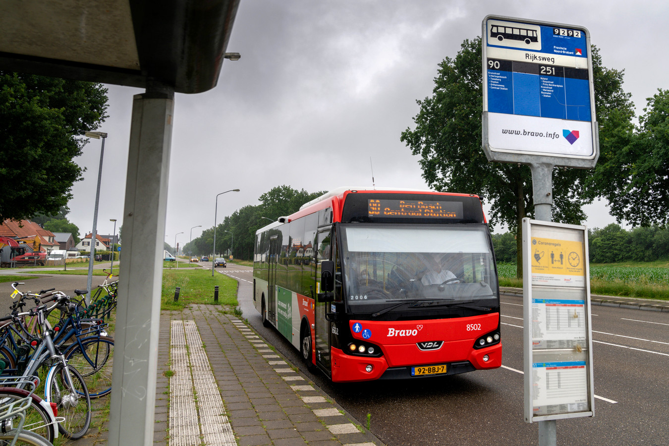 Bezuiniging op buslijn door Geffen en Nuland gaat gewoon door Foto AD.nl