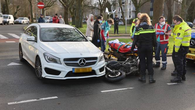 Motorrijder gewond na aanrijding Bezuidenhoutseweg; politie sluit weg af