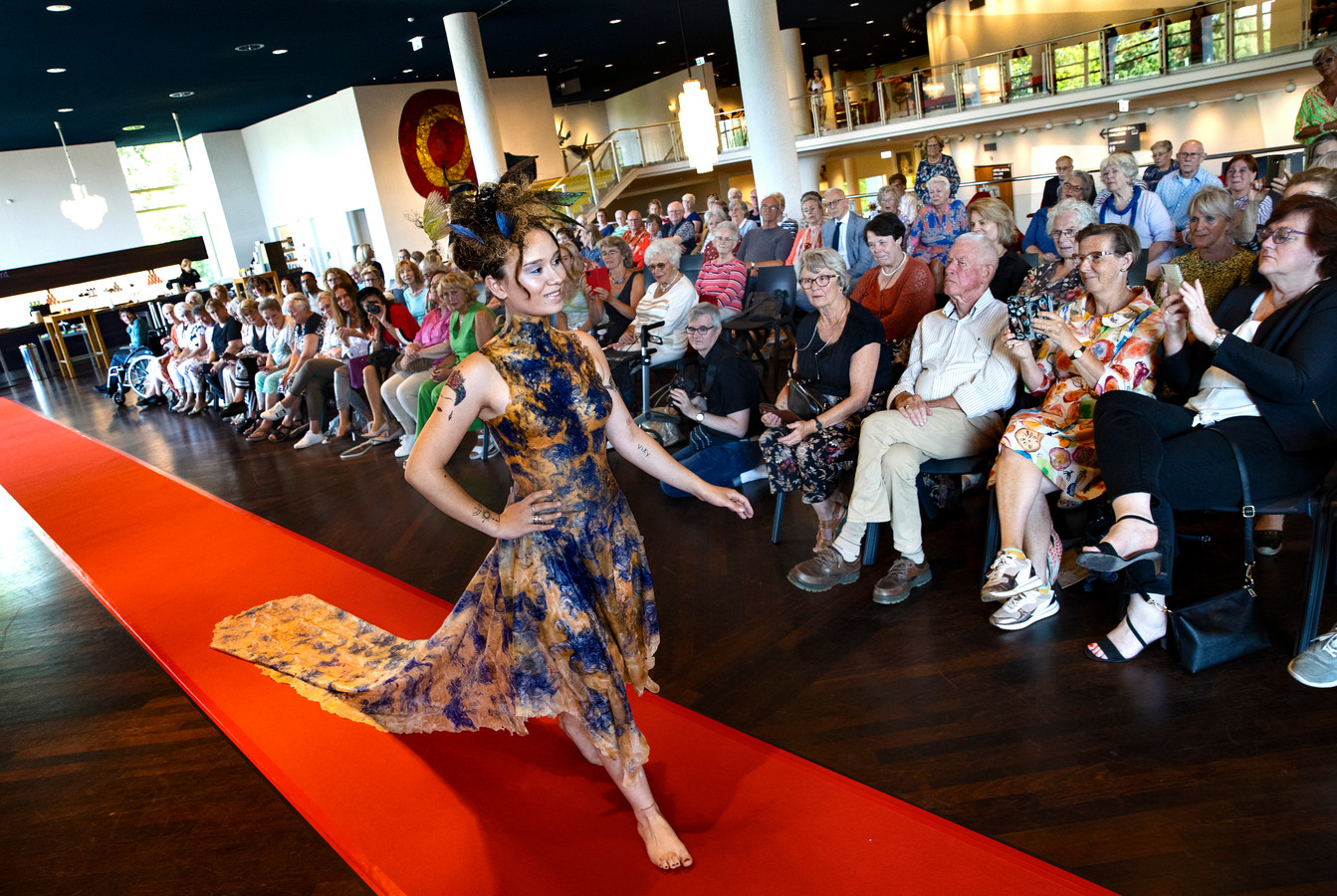 KBO-leden genoten woensdag van de bijzondere creaties van de Eindhovense modekunstenares Agnes van Dijk. De natuur is haar inspiratiebron, duurzaamheid haar motto.