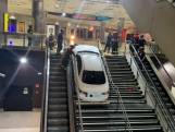 Brandweer takelt gestolen auto uit metrostation in Madrid