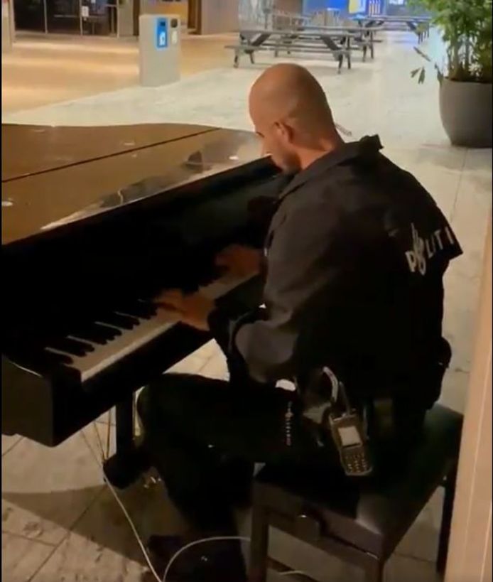 Agent van politieteam Weerijs speelt rustgevende noten in stationshal Breda.