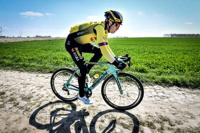 Van Aert verbaasd over staat van kasseienstroken in Parijs-Roubaix