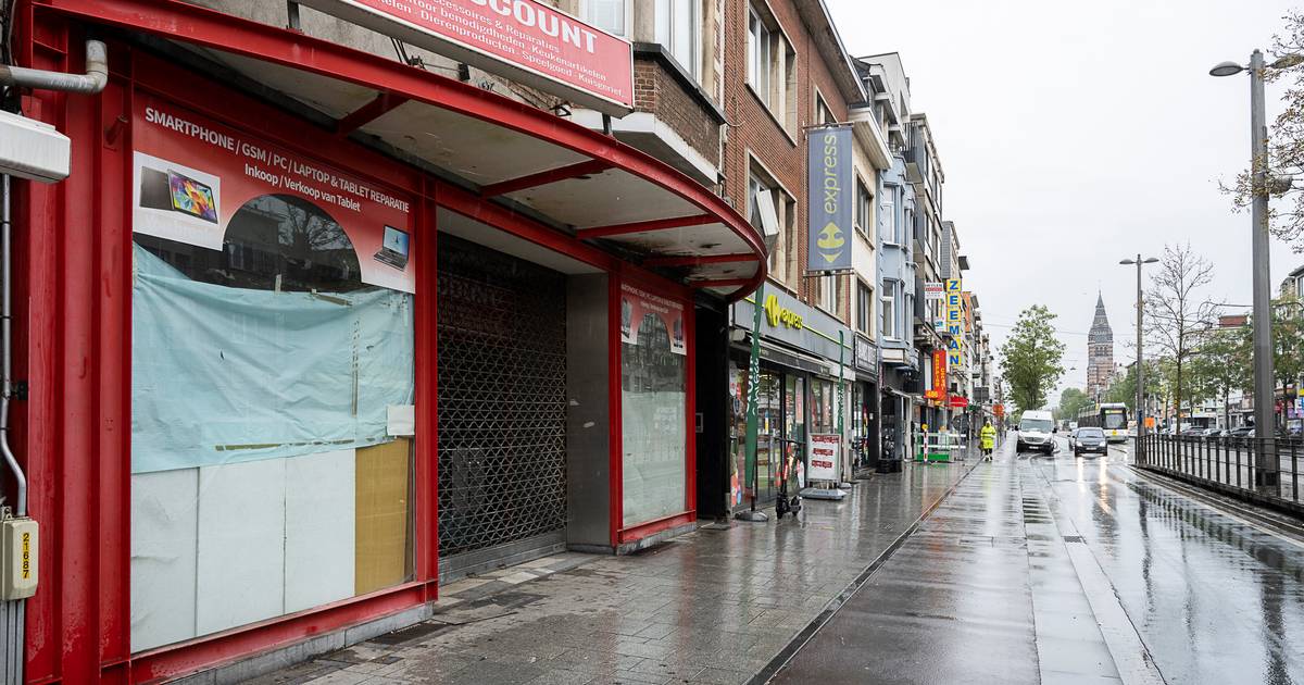 Zwartwerk en vervallen producten burgemeester De Wever sluit nachtwinkel op de Bredabaan