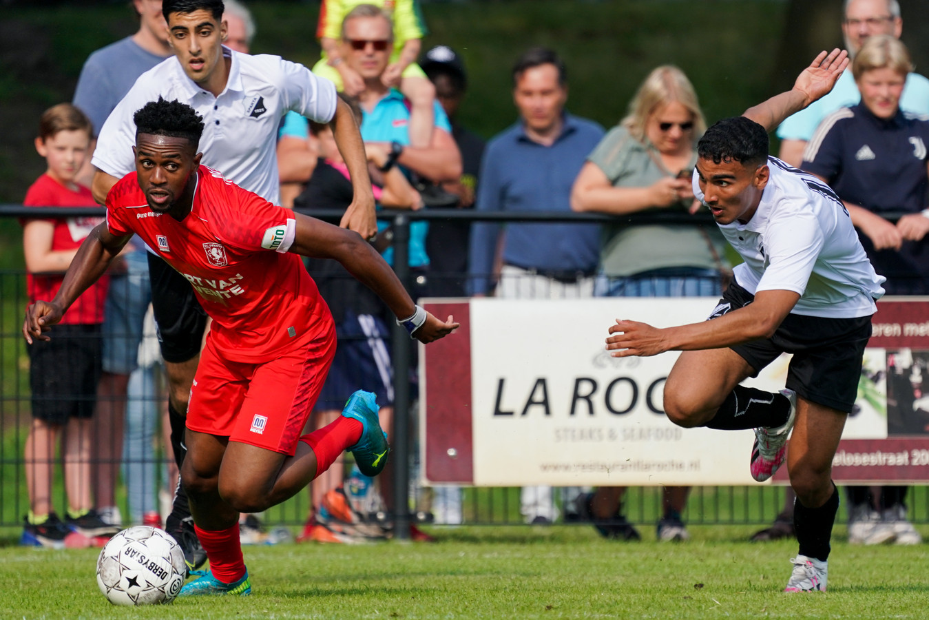 Virgil Misidjan (links), hier in actie tijdens het oefenduel met Sparta Enschede, kan voorlopig niet in actie komen.