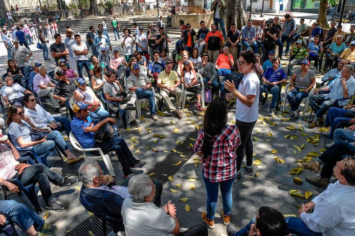 Aanhangers van de Venezolaanse oppositie spreken burgers toe tijdens een straatbijeenkomst op 17 maart 2018.