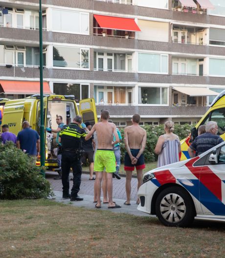 Hulpdiensten rukken uit naar Soest voor incident bij flat: 'Man is direct in het ziekenhuis geopereerd'